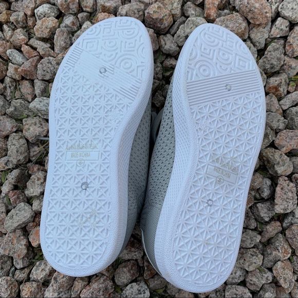 New in Box Grey Gray Lightweight Breathable Athletic Sneakers Tennis Shoes - Picture 7 of 8